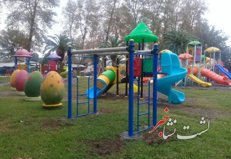 گزارش تصویری نصب وسایل بازی جدید در پارک شهر لشت‌نشا