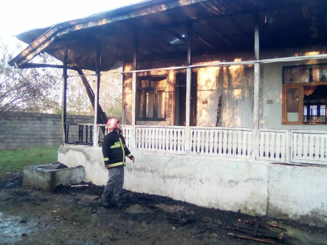 آتش‌سوزی منزل مسکونی در روستای میانگفشه لشت‌نشا