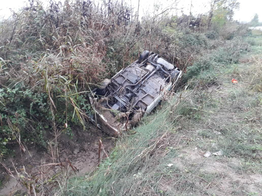 واژگونی خودروی پیکان در محدوده روستای لیچا لشت‌نشا