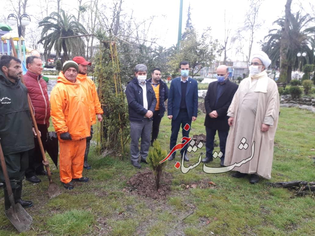 کاشت نهال توسط مسئولین بخش لشت نشا به مناسبت روز درختکاری کاشت نهال توسط مسئولین بخش لشت نشا به مناسبت روز درختکاری