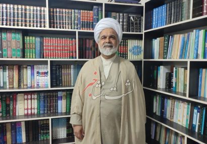 اهدای ۲۷ جلد کتاب قدیمی توسط امام جمعه لشت نشا به سازمان اسناد