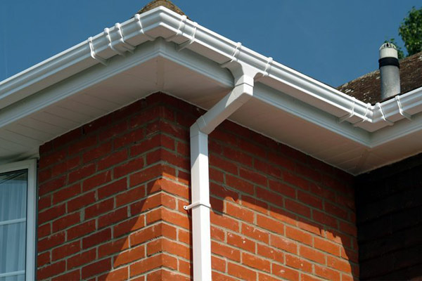 نظافت ناودانی مدرسه توسط دانش‌آموزان در رشت، مدیر را به هیئت تخلفات اداری کشاند!