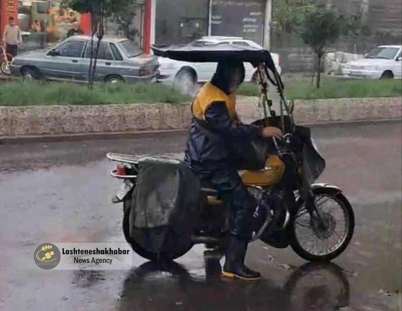 تلاش بیوقفه «محمد شیرپنجه» پستچی لشت نشا زیر باران شدید+ فیلم تلاش بیوقفه «محمد شیرپنجه» پستچی لشت نشا زیر باران شدید+ فیلم