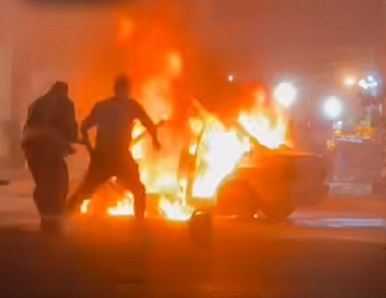 آتشسوزی خودروی پراید در چهارراه توچاء لشت نشا آتشسوزی خودروی پراید در چهارراه توچاء لشت نشا